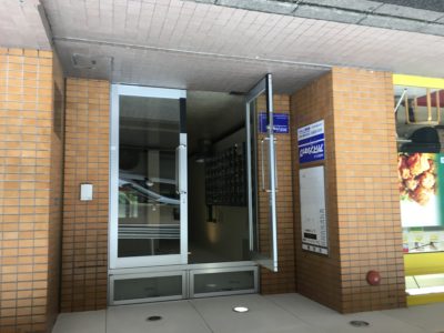 正面玄関からエレベーターで2Fへ!